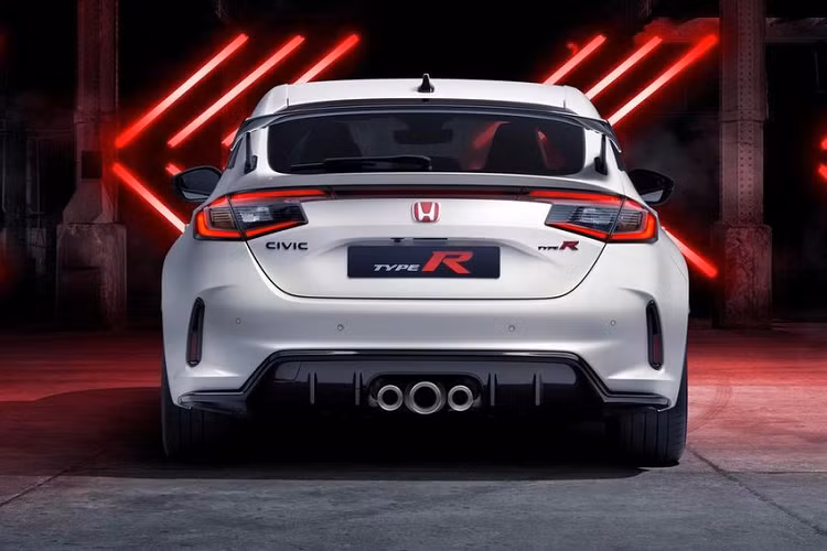 Tại thị trường Nhật Bản, Honda Civic Type R 2023 có 5 màu sơn ngoại thất là trắng Championship White, đỏ Flame Red, xanh dương Racing Blue Pearl, đen Crystal Black Pearl và ghi Sonic Grey Pearl. Giá xe Honda Civic phiên bản hiệu suất cao tại thị trường này khởi điểm từ 4.997.300 Yên (khoảng 819 triệu đồng).
