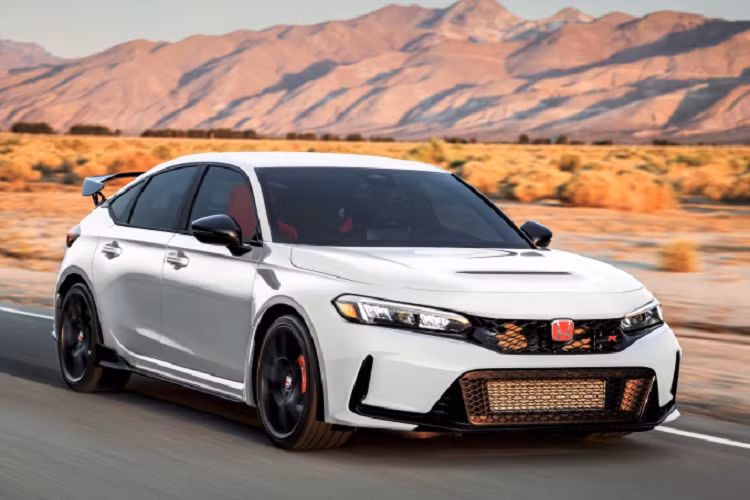 Với sản lượng thấp và nhu cầu của khách hàng cao nên thời gian giao Honda Civic Type R 2023 cho người mua dự kiến sẽ kéo dài đến 2-3 năm. Không chỉ phải "chờ dài cổ" mới được nhận xe, khách hàng đặt mua Honda Civic Type R 2023 tại Nhật Bản còn phải ký cam kết không bán lại hoặc xuất khẩu sang nước ngoài trong thời gian 1 năm đầu.