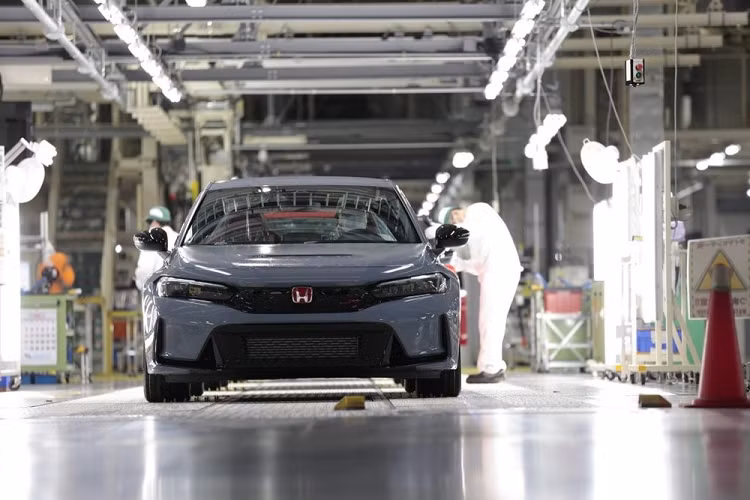 Thậm chí, mẫu xe này "hot" đến mức hãng Honda phải triển khai hệ thống xổ số để quyết định xem khách hàng nào có thể mua Civic Type R mới. Được biết, hãng Honda bắt đầu nhận cọc dành cho Civic Type R 2023 tại thị trường Nhật Bản từ ngày 21/7 năm ngoái.