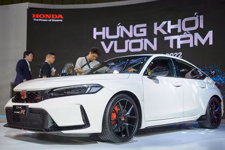Trong khi đó, tại Việt Nam, mẫu xe hiệu suất cao này đã được công bố giá lên đến 2,399 tỷ đồng. Xe dự kiến sẽ bắt đầu được giao cho khách hàng Việt Nam vào giữa năm nay. Tuy nhiên, số lượng xe Honda Civic Type R 2023 dành cho thị trường Việt Nam sẽ khá giới hạn.