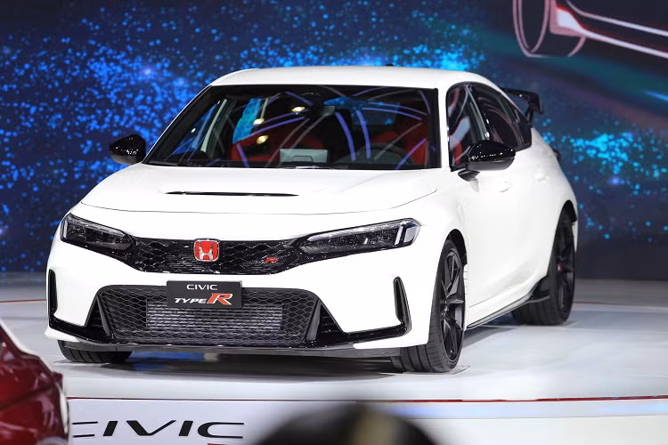 Tại Nhật Bản, hiện có khoảng 2.100 đại lý xe Honda. Nếu mỗi đại lý nhận 10 đơn đặt hàng thì lượng xe Honda Civic Type R 2023 bán ra sẽ đạt hơn 20.000 xe. Con số này phần nào cho thấy sức hút của Honda Civic phiên bản hiệu suất cao.