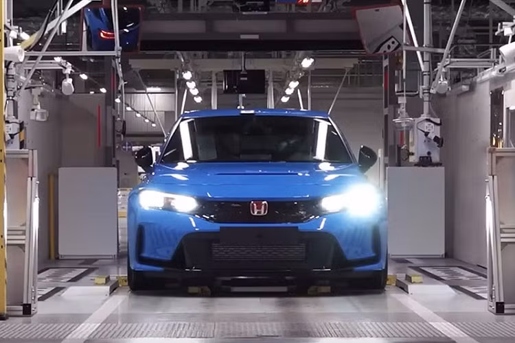 Nội thất của Honda Civic Type R 2023 cũng nổi bật với hàng loạt chi tiết màu đỏ như ghế trước, thảm sàn, dây đai an toàn, logo trên vô lăng và chỉ khâu.