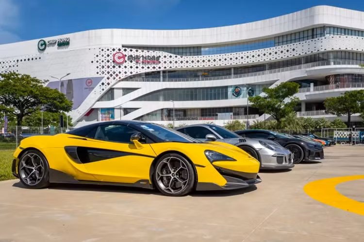 Ngoài hai chiếc xe Bugatti Chiron, các đại gia Campuchia còn mang đến ngày hội này rất nhiều mẫu xe hot, mới, chẳng hạn như trên 3 chiếc Lamborghini Huracan STO, Ferrari SF90 Stradale với gói trang bị Assetto Fiorano