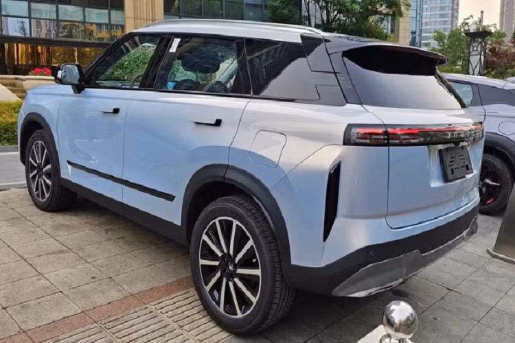 Jaecoo 7 được trang bị bộ mâm đa chấu có kích thước 19 inch đi cùng lốp 235/50. Ngoài ra, xe còn có tay nắm cửa dạng ẩn, cột C sơn đen tại hiệu ứng nóc xe lơ lửng giống với xu hướng thiết kế xe hơi gần đây.