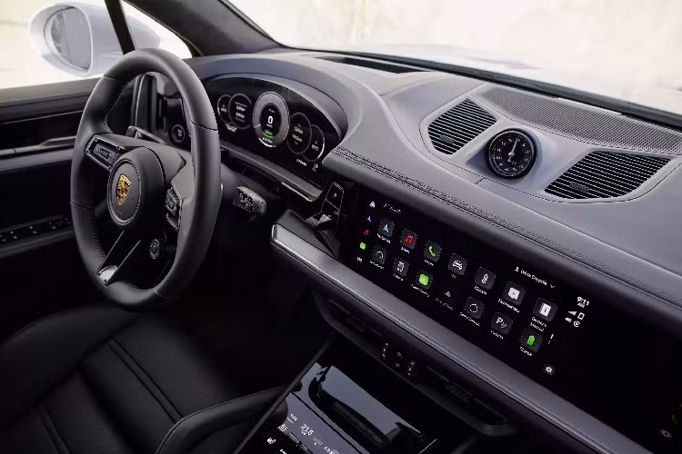 Porsche Cayenne Turbo E-Hybrid có bộ pin 25,9 kilowatt giờ lớn hơn bản trước. Hãng xe Đức cho biết bộ sạc tích hợp 11 kilowatt mới với nguồn điện phù hợp có thể giảm thời gian sạc của pin xuống dưới 2,5 giờ.