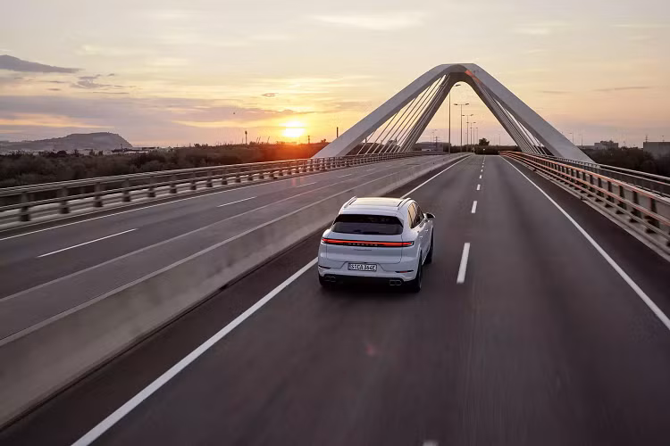 Tổng công suất của hệ thống là 729 mã lực và mô-men xoắn cực đại 949 Nm. Công suất này lớn hơn mẫu Turbo S E-Hybrid trước đó 59 mã lực.