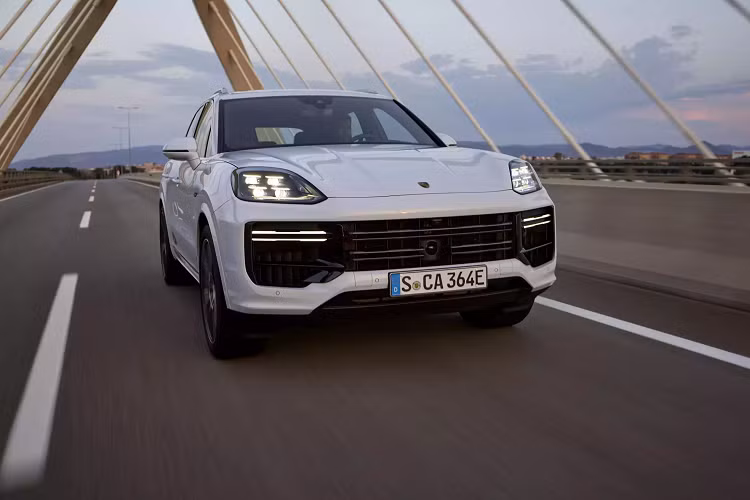Porsche cũng cung cấp sạc không dây làm mát, công suất 15 watt mới, màn hình cong 12,6 inch dành cho người lái và màn hình thông tin giải trí 12,3 inch.