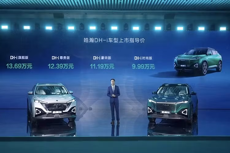 Aeolus (tên Trung Quốc: “Phong Thần”), một thương hiệu con của nhà sản xuất xe Trung Quốc Dongfeng Motor Corporation vừa chính thức ra mắt với giới truyền thông nước này. Dongfeng Aeolus Haohan 2024 mới được định vị là một chiếc SUV nhỏ gọn, được xây dựng trên nền tảng DSMA 2.0 do Dongfeng phát triển cho các mẫu xe chạy xăng và điện thông thường.