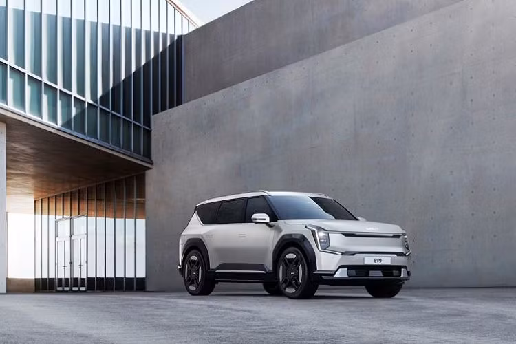 Theo thông tin rò rỉ, mức giá xe Kia EV9 2024 thấp nhất là 56.000 USD và cao nhất 73.000 USD tại thị trường Mỹ. Nếu chi thêm số tiền 4.800 USD, khách hàng Mỹ có thể trang bị hệ thống hỗ trợ lái tự động tùy chọn cho xe.