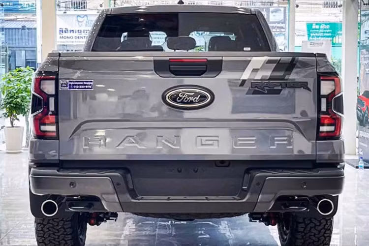 Khối động cơ xăng tăng áp V6 3.0L trên Ranger Raptor 2023 sản sinh công suất 397 mã lực và mô-men xoắn cực đại 583 Nm, kết hợp hộp số tự động 10 cấp và hệ dẫn động 4 bánh toàn thời gian. Trong khi đó, với cỗ máy dầu diesel biturbo 2.0L, Ford Ranger Raptor mới chỉ có 211 mã lực và mô-men xoắn 500 Nm.