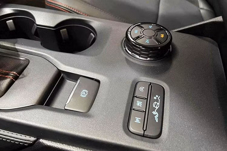 Ngoài ra mẫu bán tải Ranger Raptor 2023 hiệu suất cao còn được trang bị thêm hệ thống kiểm soát hành trình khi di chuyển off-road Trail Control. Tính năng này trước đây chỉ có trên Ford F150 Raptor.