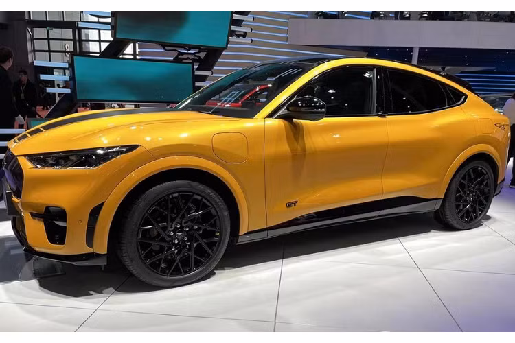 Ngoại hình của chiếc xe Ford Mustang Mach-E GT Twister Special sử dụng màu sơn đa lớp độc quyền mang tên gọi Mach One Classic Cyber Orange 1970, đúng với bộ áo của xe Ford Mustang Twister Special Limited Edition 1970.