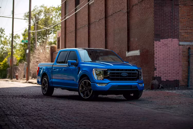 Không dừng lại ở đó, đợt này Ford Performance còn cho ra mắt thêm 2 gói trang bị ngoại thất cho dòng xe Ford F-150 nâng cấp siêu nạp FP700: Bronze Edition và Black Edition. Cả 2 đều có thể lắp đặt cho tất cả các phiên bản F-150, dù là cabin đơn, nhỡ hay kép, cả một cầu lẫn hai cầu.