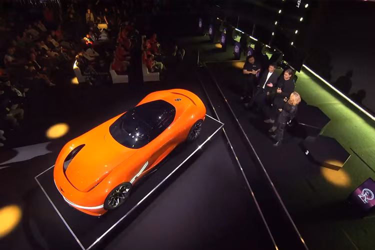 Thương hiệu xe sang của Hyundai tạo ra chiếc Genesis X Gran Berlinetta concept hypercar này với thân xe thấp, mui xe dài, cabin nằm ở phần thân sau với nhiều đường cong uốn lượn cùng các cửa hút gió tích hợp độc đáo đã góp phần đạt được hệ số cản gió Cd chỉ ở mức 0,34 hết sức ấn tượng.