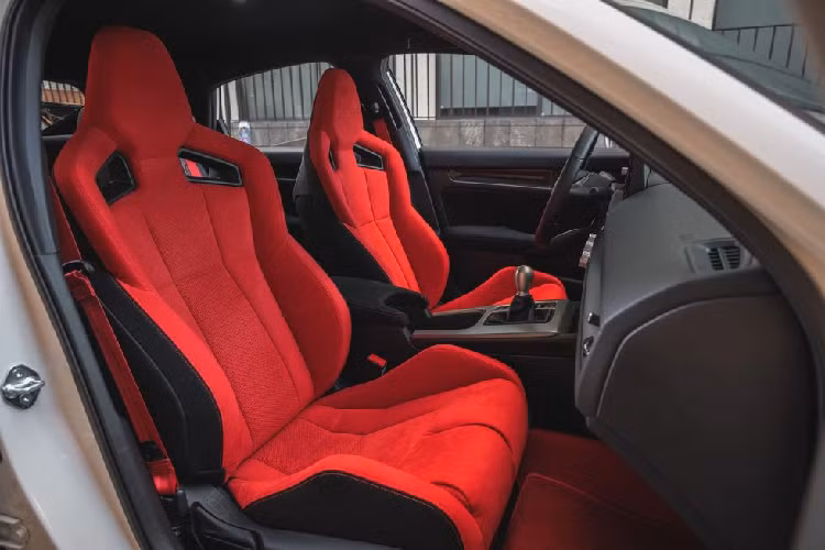 Sức mạnh được truyền tới cầu trước thông qua hộp số sàn 6 cấp, cho phép xe đạt vận tốc tối đa 272 km/h. Hộp số sàn nâng cấp này kết hợp với hệ thống vù ga tự động (Rev Match System), hứa hẹn mang đến trải nghiệm lái mượt mà, đầy phấn khích.