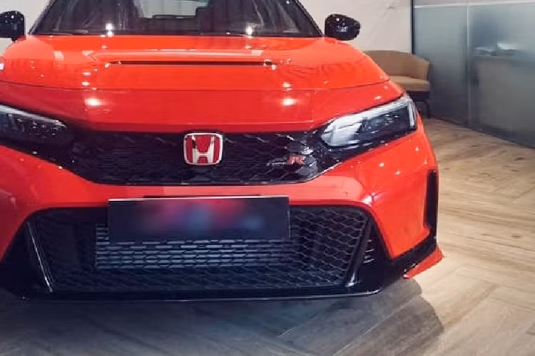 Honda Civic Type R 2023 bán chính hãng tại Việt Nam chỉ giới hạn 18 chiếc, trong đó xe có 5 màu xanh Racing Blue Pearl, đỏ Rallye Red, trắng Championship White, đen Crystal Black Pearl và xám Sonic Grey Pearl, bộ áo được rất nhiều tay chơi xe lựa chọn nhất có vẻ là màu xám.