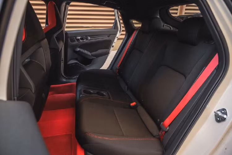 Bên cạnh đó, phiên bản hiệu suất cao của dòng Honda Civic còn có 4 chế độ lái, bao gồm Comfort, Sport, Individual và +R. mức giá xe Honda Civic Type R 2023 hiện đang được bán chính hãng là 2,4 tỷ đồng, chưa bao gồm chi phí lăn bánh.