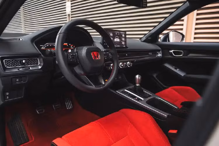 Honda Civic Type R không chỉ đắt nhất dòng Civic mà còn mạnh nhất Việt Nam khi được lắp trái tim 4 xi-lanh thẳng hàng K20C1, dung tích 2.0 lít, tăng áp, sản sinh ra công suất tối đa 315 mã lực tại 6.500 vòng/phút và mô-men xoắn 420 Nm trong khoảng 2.600 đến 4.000 vòng/phút.