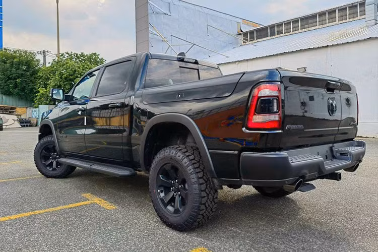 Mẫu bán tải RAM Rebel 2023 cỡ lớn này dự kiến sẽ ra mắt vào cuối tháng 7/2023, giá xe RAM Rebel 2023 chính hãng tại Việt Nam chưa được tiết lộ nhưng được dự đoán là không dưới 5 tỷ đồng.