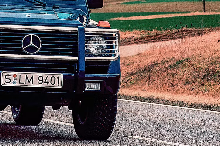 Tuy nhiên, Mercedes không chỉ đơn thuần đưa động cơ V8 vào thân của G-Class vào năm 1993. Mẫu xe còn được trang bị thêm một số chi tiết như bộ lốp Bridgestone 16 inch mới, đây cũng là loại lốp địa hình duy nhất được chấp thuận sử dụng cho tốc độ lên tới 210 km/h mặc dù tốc độ tối đa của 500 GE chỉ là 180 km/h.