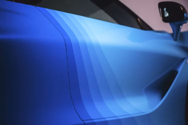 Chủ đề quang phổ được McLaren mang đến qua ba biến thể - Spectrum Blue (quang phổ xanh dương), Spectrum Grey (quang phổ xám) và Spectrum Orange (quang phổ cam) – với các màu sắc có thể kết hợp và tương thích với những tùy chọn cá nhân hóa khác ở MSO, bao gồm những đường viền trang trí da trong nhiều màu sắc khác nhau, biển trang trí có khắc dấu thể hiện tính bespoke và các huy hiệu MSO mang sắc màu quang phổ được sơn bằng tay ở vị trí ngưỡng cửa xe làm từ chất liệu carbon nay đã mở rộng hơn.