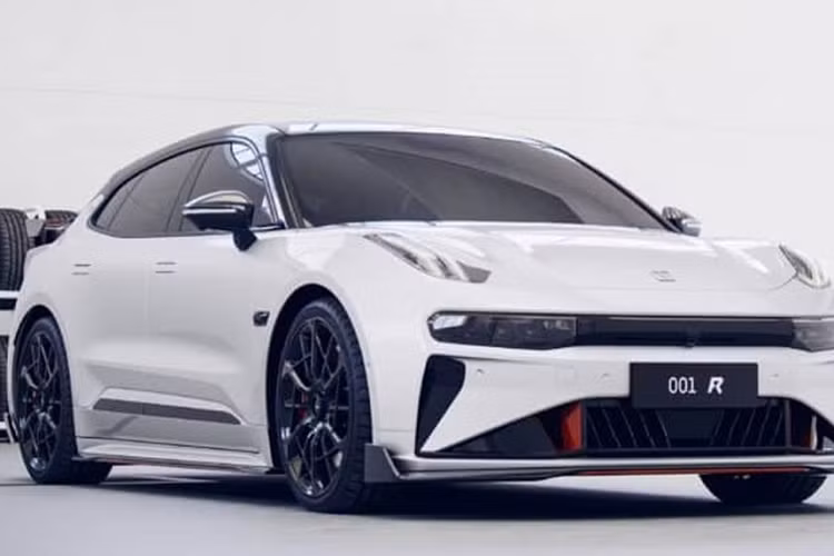 Xe có thể được sạc từ 10% đến 80% trong 15 phút. Xe cũng có điện thoại vệ tinh và định vị tích hợp. Tập đoàn Geely – chủ sở hữu Zeekr – dự kiến phóng 72 vệ tinh lên quỹ đạo vào năm 2025, chín chiếc GeeSAT-1 đầu tiên được phóng vào tháng 6 năm 2022. Bên trong Zeekr 001 FR có màn hình điều khiển 15,4 inch và bảng đồng hồ 8,8 inch. Tất cả đều được cung cấp bởi Zeekr OS 5.0. Hơn nữa, đã có thông báo rằng các mẫu Zeekr 001, 009 và X tiêu chuẩn sẽ nhận được bản cập nhật lên OS 5.0 vào tháng 9.