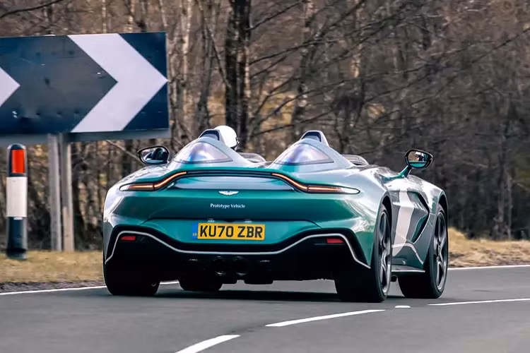 V12 Speedster có thể tăng tốc từ 0 - 100 km/h chỉ trong 3,4 giây, trước khi cán tốc độ tối đa 319 km/h. Được biết, trên thế giới chỉ có 88 chiếc Aston Martin V12 Speedster được lăn bánh khỏi nhà máy, giá bán niêm yết của mỗi chiếc là 950.000 USD (khoảng 22,6 tỷ đồng).