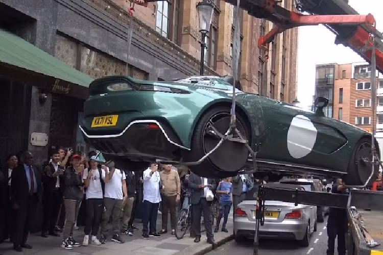 Theo đó, chủ nhân của chiếc Aston Martin V12 Speedster triệu đô đã dừng đỗ xe tại một vị trí sai quy định. Ngay lập tức, lực lượng chức năng đã có mặt và quyết định đưa chiếc siêu xe phiên bản giới hạn này về đồn. Chiếc Aston Martin V12 Speedster nhanh chóng bị nhấc lên không trung và đặt vào thùng xe "cẩu".