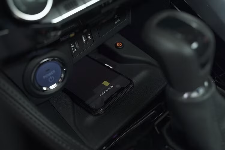 So với đàn anh Corolla Cross hiện đang bán tại Việt Nam, xe có kích thước nhỏ hơn. Xe sẽ là đối thủ đúng nghĩa của Honda HR-V, Hyundai Creta và Kia Seltos. Hiện giá bán của Toyota Yaris Cross 2023 ở Việt Nam chưa được công bố. Tuy nhiên, theo nhân viên tư vấn bán hàng tại đại lý, giá xe Toyota Yaris Cross 2023 bản máy xăng là 740 triệu đồng trong khi con số tương ứng của bản hybrid là 840 triệu đồng.