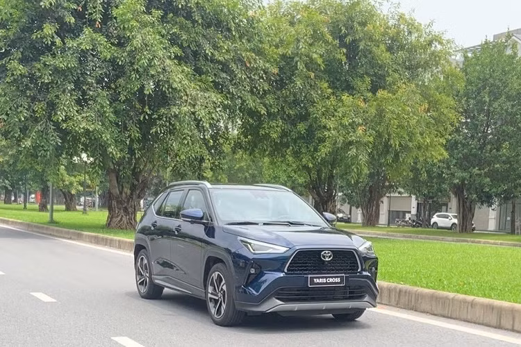 Trong tháng 9/2023, thị trường ôtô Việt Nam sẽ đón nhận ít nhất 10 mẫu xe mới. Trong số đó, có cả mẫu SUV cỡ B Toyota Yaris Cross 2023 mới. Theo công bố của Toyota Việt Nam, Yaris Cross sẽ chính thức ra mắt vào ngày 19/9 tới đây. Trước thời điểm đó, mẫu xe này đã xuất hiện trên đường phố Việt Nam, giúp chúng ta có cái nhìn thực tế hơn về thiết kế của tân binh nhà Toyota.