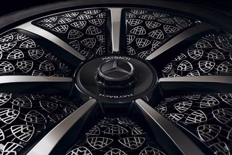 Các tùy chọn sơn có sẵn bao gồm Tông màu Trắng, Đen Obsidian hoặc lớp hoàn thiện hai tông màu Đen Obsidian và Bạc Mojave. Nội thất có thể được hoàn thiện bằng da Nappa Ngọc trai đen hoặc da Trắng pha lê với các điểm nhấn Ngọc trai đen.