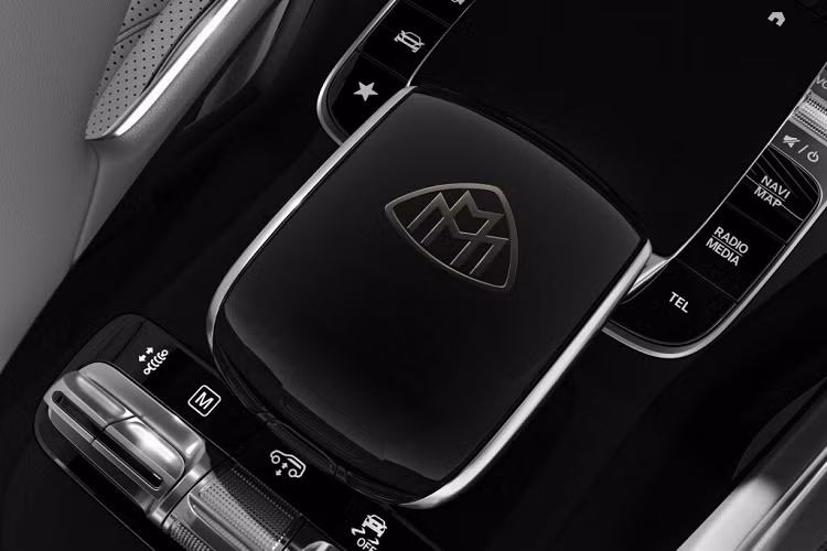 Cuối cùng là gói Night Series trên Maybach GLS sẽ bổ sung thêm các chi tiết mạ crôm tối màu trên lưới tản nhiệt phía trước và cũng có các chi tiết màu vàng hồng ở đèn pha.