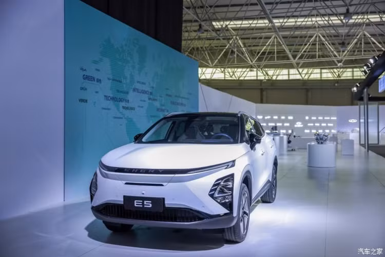 Gần đây, Chery đã tung ra chiếc xe E5 EV tại thị trường quê nhà, sau khi đã giới thiệu tại 1 số quốc giá khác, được biết, xe ra mắt tại Trung Quốc với tên gọi chính thức là Chery E5 EV 2023 mới, được đặt theo tên một mẫu xe cổ điển trong lịch sử của Chery, chiếc xe mới được định vị là một chiếc SUV nhỏ gọn thuần điện.