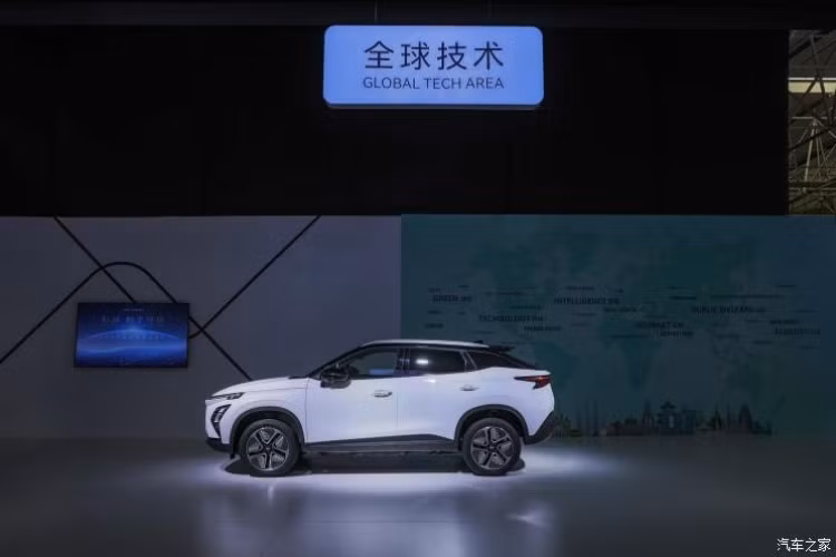 Về ngoại hình, mặt trước của xe Chery E5 EV 2023 lược bỏ lưới tản nhiệt trung tâm, toàn bộ mặt trước được thiết kế rất đơn giản, sử dụng đèn pha chia đôi, phần trên là đèn chạy ban ngày nối liền với viền trang trí là logo Chery, phần dưới là đèn pha. Các trang trí như radar và camera có thể được nhìn thấy rõ ràng ở phần đầu xe, cho thấy xe mới sẽ được trang bị hình ảnh toàn cảnh và các cấu hình khác.