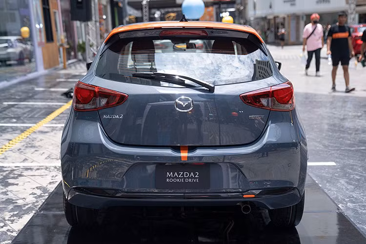 Trong khi Toyota và Honda, thậm chí cả Nissan đều đã cho mắt thế hệ mới, thì Mazda2 vẫn chỉ được nâng cấp giữa vòng đời. So với bộ ba nhà sản xuất ô tô Nhật Bản còn lại, sản lượng của Mazda chỉ bằng một phần nhỏ với khoảng 1 triệu xe mỗi năm. Đó chỉ là 10% sản lượng của Toyota, 25% của Honda và 30% của Toyota. Nissan.