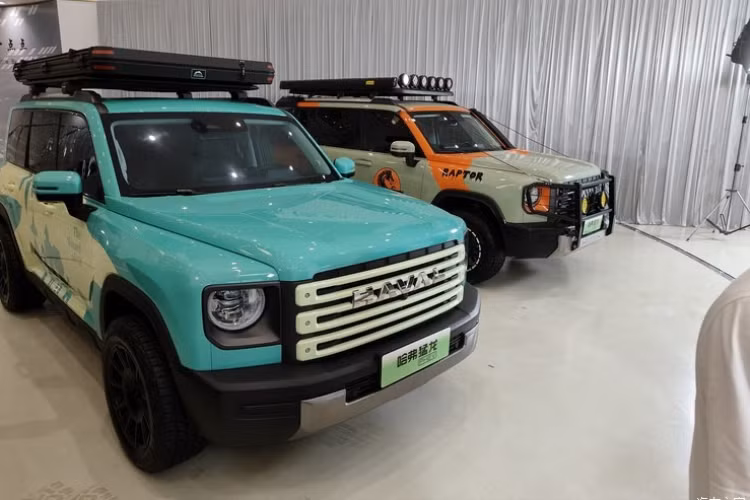 Điều này cho thấy, hãng Haval còn khẳng định chiếc xe Raptor của mình sẽ tùy biến khá nhiều phong cách độ khác nhau, nhằm mang đến sự lạ mắt, thu hút khách hàng nhiều hơn thế nữa, bên cạnh chỉ có mẫu xe tiêu chuẩn, rất dễ nhàm chán vì giống nhau.
