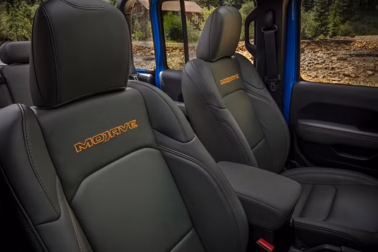 Đáng tiếc là bản tiêu chuẩn của Jeep Gladiator 2024 vẫn dùng cửa sổ đóng/mở bằng tay quay. Bù lại, xe có thêm túi khí rèm tiêu chuẩn dành cho cả 2 hàng ghế. Ngoài ra, xe còn có thêm 2 phiên bản mới mang tên Mojave X và Rubicon X. 2 phiên bản này được trang bị ghế bọc da Nappa, ghế trước chỉnh điện 12 hướng, hộp số phụ toàn thời gian, camera off-road tích hợp và cản trước/sau bằng thép.