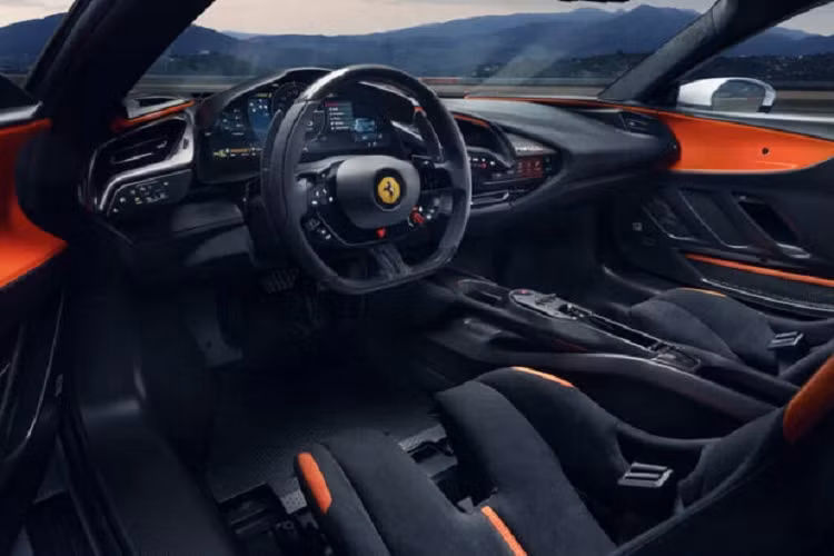 Mặc dù có thêm cánh gió sau và thay đổi ở nhiều chi tiết nhưng bộ đôi SF90 XX Stradale và Spider lại nhẹ hơn 10 kg so với bản tiêu chuẩn, trọng lượng xe chỉ còn ở mức xuống còn 1.600 kg. Có được điều này là nhờ khối động cơ đã chỉnh giảm 3,5 kg, cùng với việc sử dụng ghế carbon trên trong.