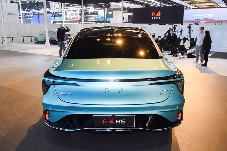 Trong khi đó, khu vực phía sau xe gây ấn tượng với cụm đèn hậu ăn sâu vào bên trong cửa cốp và dải đèn mỏng nằm vắt ngang đuôi xe. Cửa cốp còn tích hợp một cánh gió nhỏ vuốt nhẹ lên trên.
