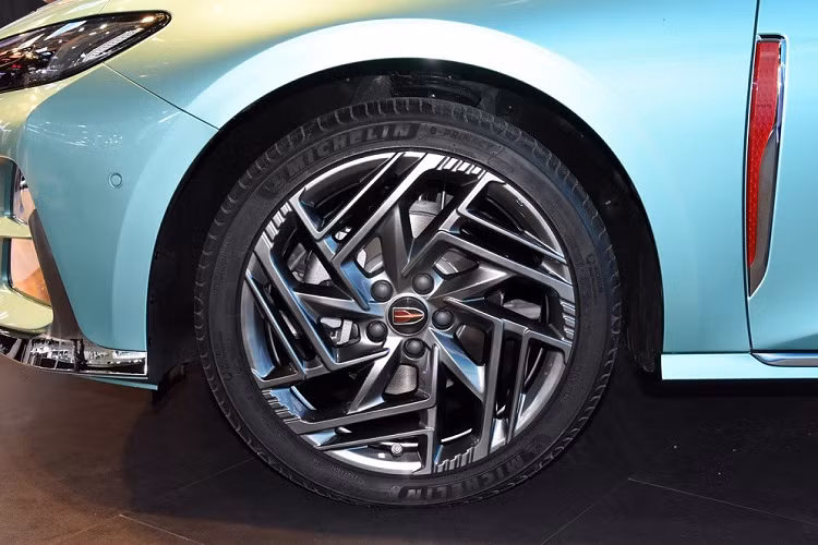 Thêm vào đó là bộ vành 19 inch với thiết kế đa chấu khá phức tạp và sơn màu xám, tạo cảm giác thể thao.