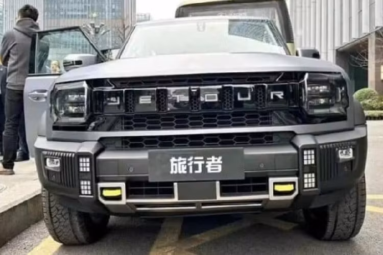 Tổng thể thiết kế của Jetour Traveler có hình hộp với cản lớn, vòm rộng, thanh bên và giá nóc. Ở phía trước, đèn pha vuông vắn hai bên và lưới tản nhiệt dạng tổ ong được sơn đen. Logo chữ Jetour được hiển thị trên lưới tản nhiệt phía trước, khiến nó rất dễ nhận biết.