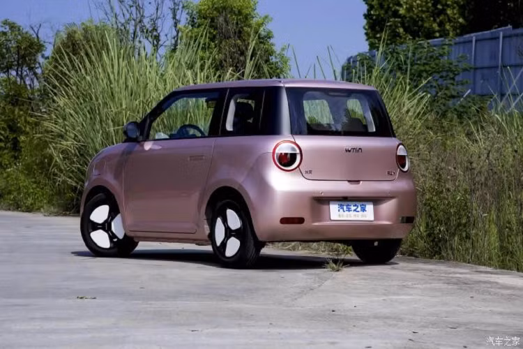 Về kích thước thân xe, chiều dài, rộng và cao của xe điện Changan Lumin mới lần lượt là 3270/1700/1545mm, chiều dài cơ sở 1980mm. Ở nội thất, Changan Lumin cũng có đầy đủ chức năng và cấu hình hơn so với xe mini truyền thống, mẫu xe Xiangqin 205km ra mắt lần này, có thể thấy cấu hình này không hề đơn giản. Sự kết hợp 2 màu làm tăng cảm giác thời trang cho xe.