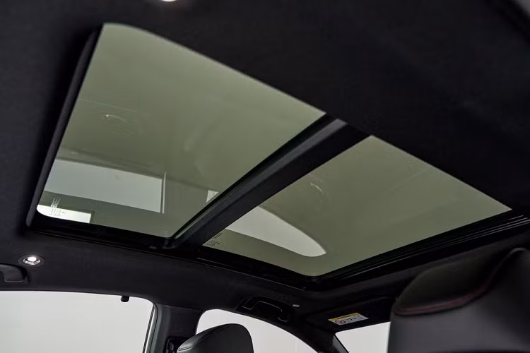 8 túi khí, hệ thống cảnh báo người bên ngoài khi xe chạy ở chế độ EV, cảnh báo kiểm tra hành khách phía sau khi tắt máy và cảnh báo áp suất lốp cũng được trang bị tiêu chuẩn cho xe.