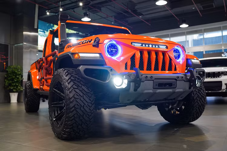 Mặc dù là dòng xe off-road nhưng Jeep Gladiator không thiếu các trang bị an toàn như xe đô thị: Kiểm soát hành trình thích ứng, cảnh báo va chạm, chìa khóa thông minh. Bên cạnh đó là kiểm soát lực kéo, cân bằng điện tử, camera lùi, hỗ trợ xuống/khởi hành ngang dốc. Dẫu vậy tất cả các ghế vẫn chỉnh cơ, nhanh, gọn, dứt khoát.