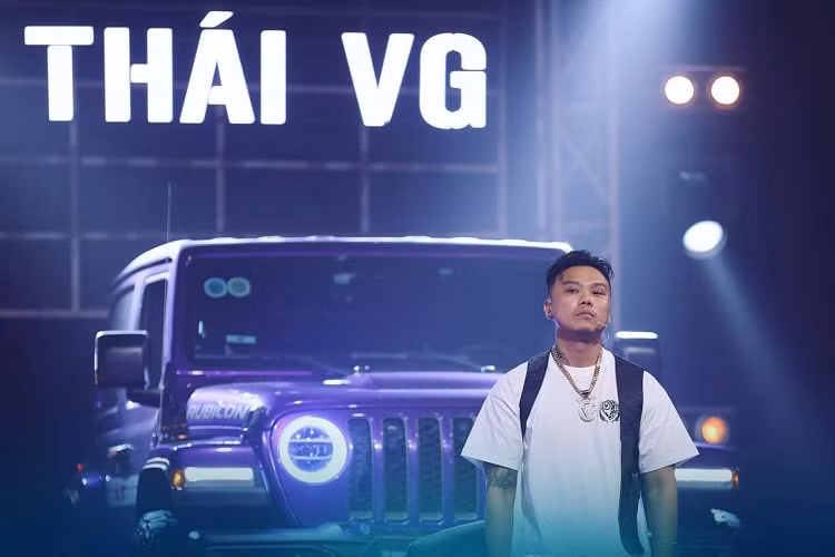 Wrangler trang bị đèn LED, màn hình trung tâm giải trí 8,4inch kết nối Apple CarPlay/Android Auto, khóa thông minh khởi động từ xa. Các công nghệ an toàn như cân bằng điện tử, kiểm soát áp suất lốp, kiểm soát hành trình, hỗ trợ đỗ xe, hỗ trợ xuống/khởi hành ngang dốc, kiểm soát lực kéo, kiểm soát chống lật.