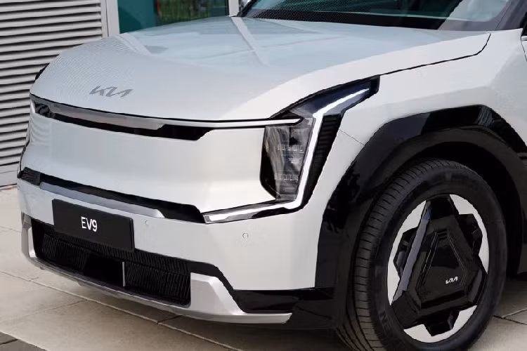 EV9 RWD ước tính có thể di chuyển được 541 km sau mỗi lần sạc đầy, con số này trên biến thể AWD sẽ là 497 km. Bộ sạc 800V cho phép chiếc xe có thể di chuyển 239 km chỉ trong 15 phút cắm sạc.