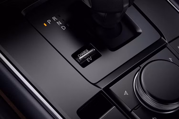 Động cơ xoay này được đặt bên dưới nắp ca-pô, bên cạnh mô-tơ điện. Tuy nhiên, động cơ không làm nhiệm vụ dẫn động cho bánh xe mà nhường hết cho mô-tơ điện. Kết hợp với bình xăng 50 lít, động cơ xoay sẽ tăng quãng đường di chuyển của Mazda MX-30 e-Skyactiv R-EV 2023 lên 600 km.
