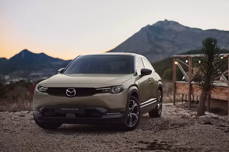 MX-30 là mẫu ôtô điện thương mại đầu tiên của hãng Mazda và đã trình làng vào năm 2019. Sau hơn 3 năm, hãng Mazda tiếp tục giới thiệu phiên bản mới của dòng SUV lai Coupe này. Ra mắt trong triển lãm Ô tô Brussels 2023 hiện đang diễn ra tại Bỉ, Mazda MX-30 2023 mới có thêm phiên bản mới mang tên e-Skyactiv R-EV.
