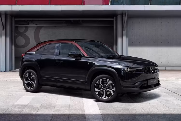 Có một điều thú vị là phiên bản plug-in hybrid mới có giá ngang bằng với Mazda MX-30 thuần điện. Mức giá xe Mazda MX-30 e-Skyactiv R-EV 2023 cho 3 phiên bản Prime-Line, Exclusive-Line và Makato với mức khởi điểm từ 31.995 Bảng (khoảng 917 triệu đồng) ở thị trường Anh.