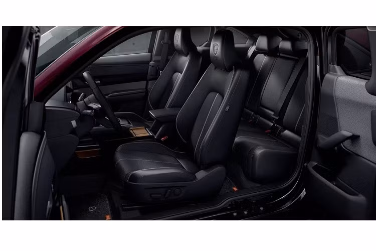 Người dùng có thể sạc pin cho Mazda MX-30 e-Skyactiv R-EV 2023 bằng cả bộ sạc chậm AC lẫn sạc nhanh DC. Với bộ sạc nhanh 36 kW, thời gian sạc đầy pin là 25 phút.So với Mazda MX-30 thuần điện, phiên bản plug-in hybrid có công suất tổng cộng lớn hơn nhưng mô-men xoắn giảm xuống.